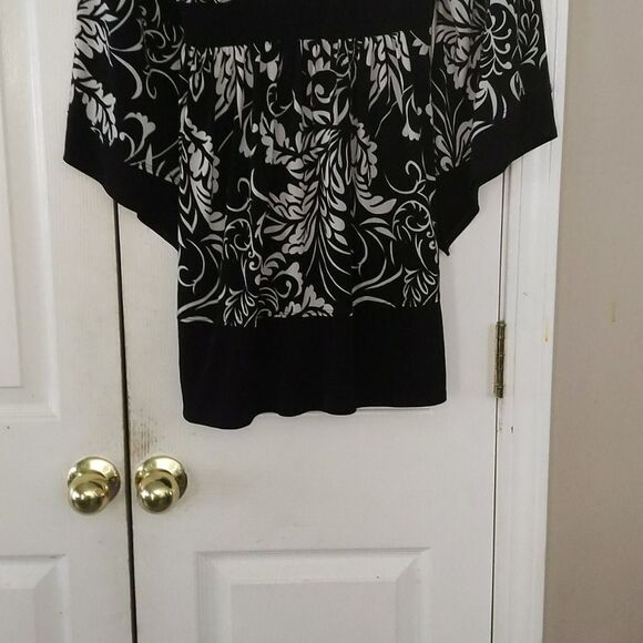 Dress barn black white top
Sz L
EUC - Picture 2 of 7